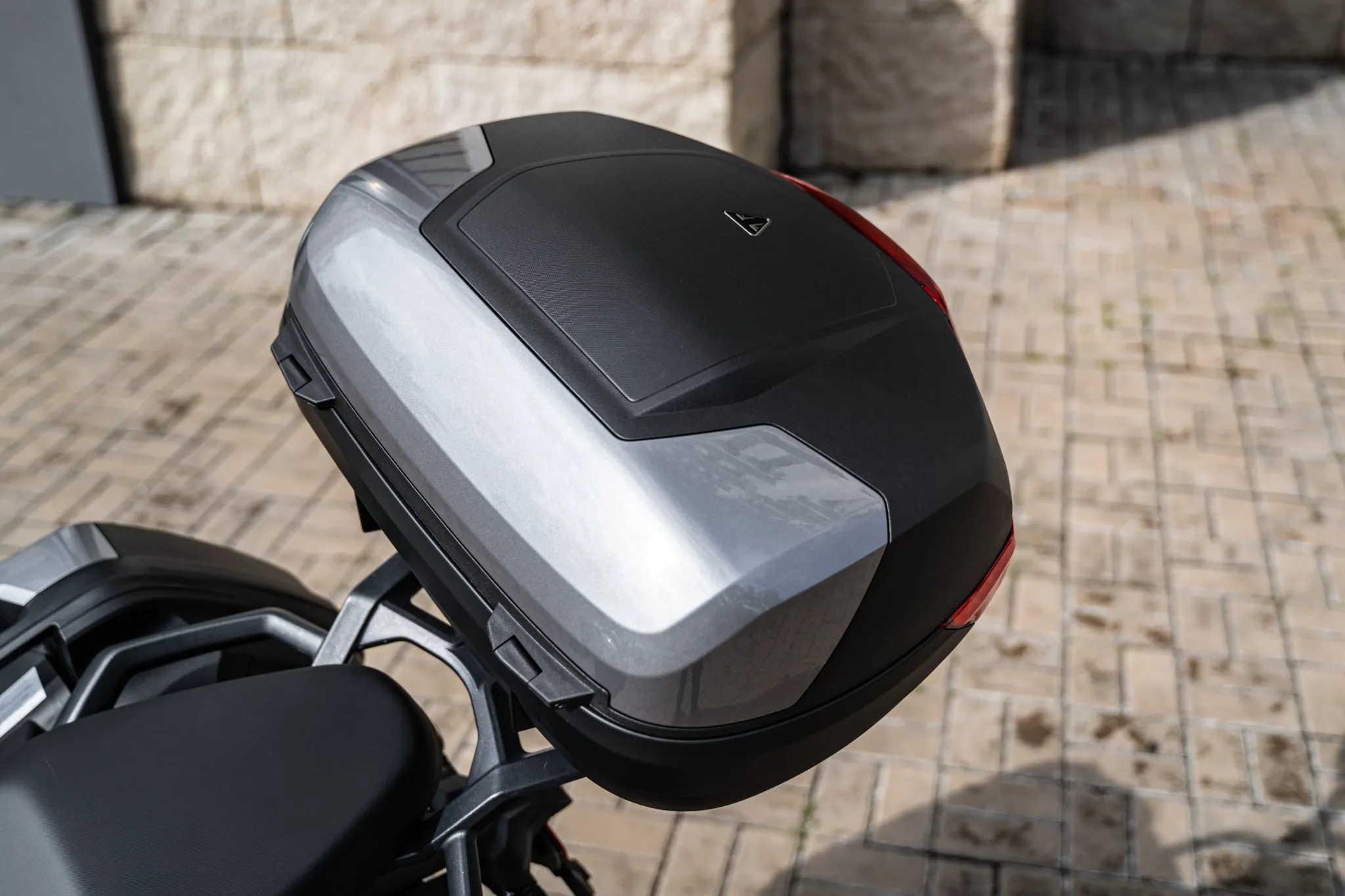 Thùng top Triumph Tiger Sport 660 được lắp trên xe