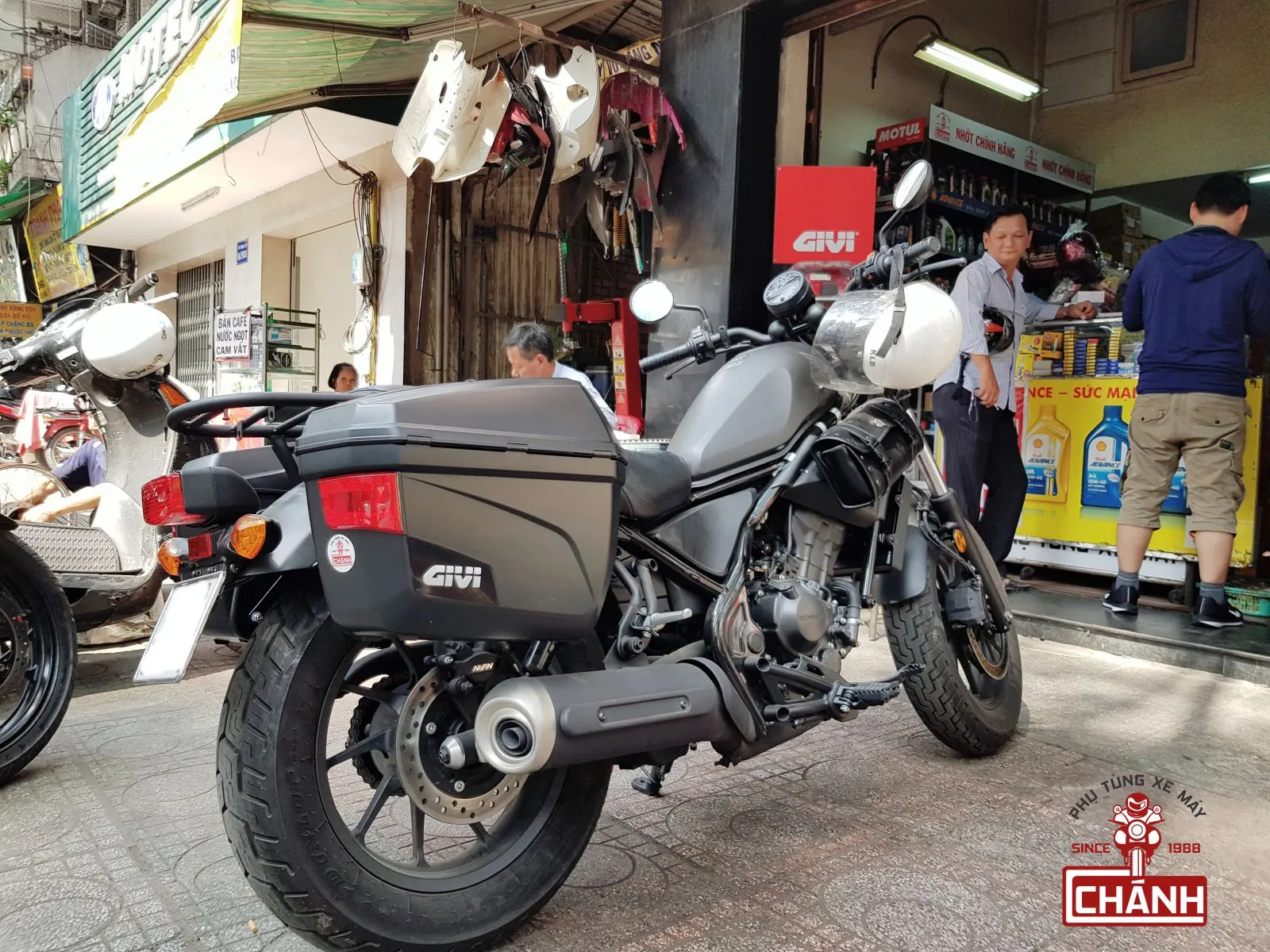Thùng xe máy Givi trên Honda Rebel 300