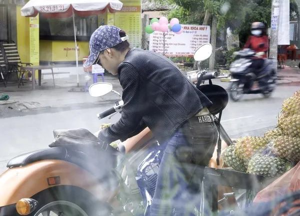 Tina Tình dừng xe mua hoa quả bên đường.