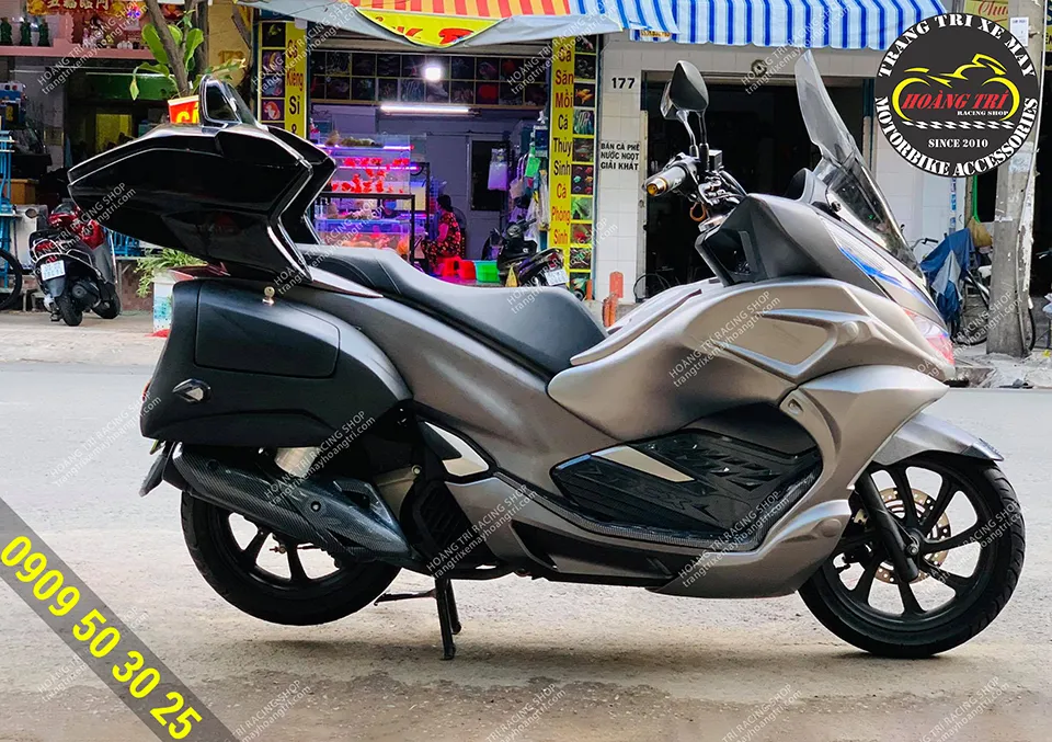 Toàn cảnh nhân vật chính với combo 3 loại thùng trên xe