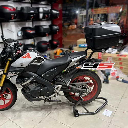 Yamaha MT15 lắp baga Givi và thùng Givi B32N ADV có tựa lưng cho người ngồi sau