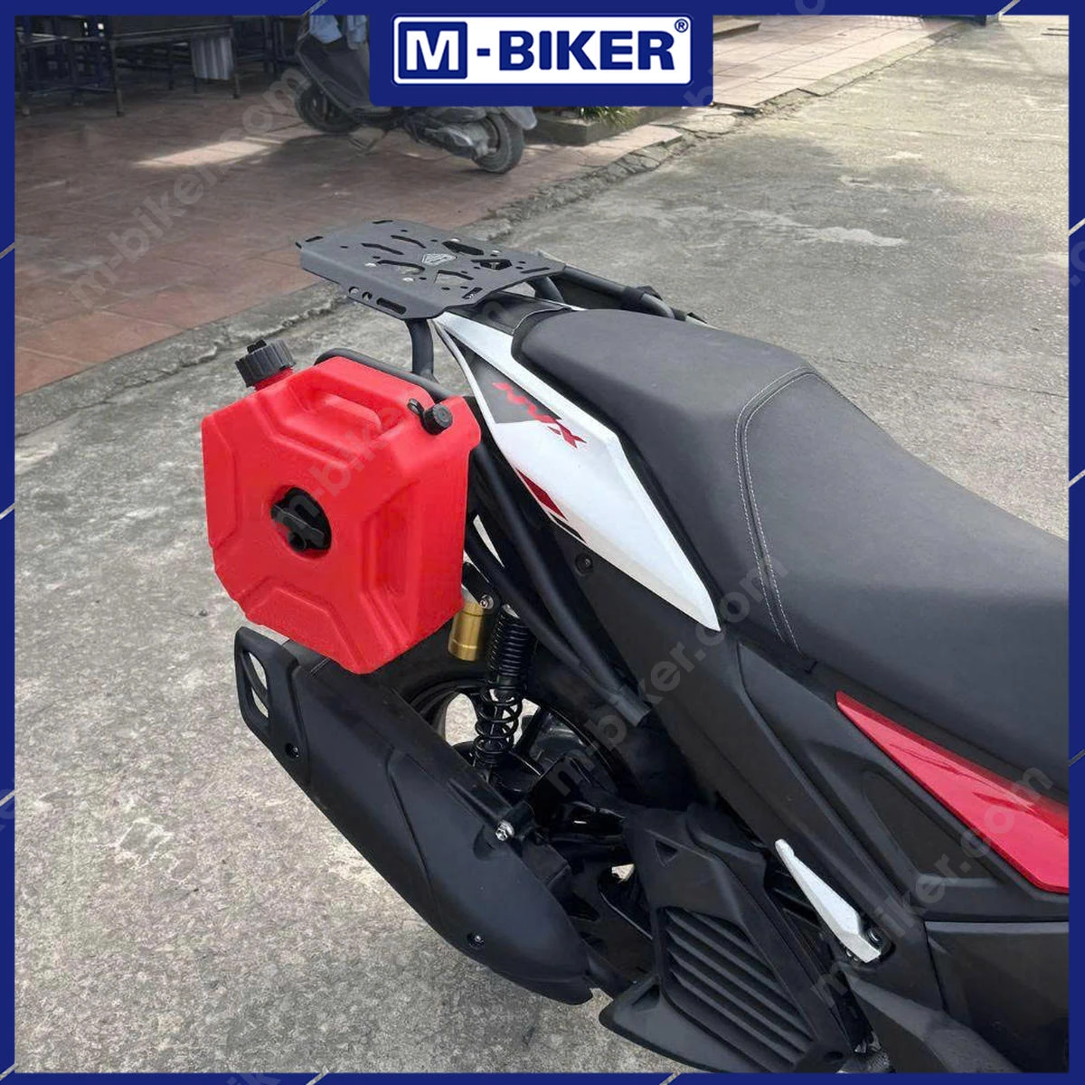 Baga chở đồ NVX V2 M-Biker bằng inox sáng bóng lắp hoàn chỉnh trên đuôi xe Yamaha NVX 155