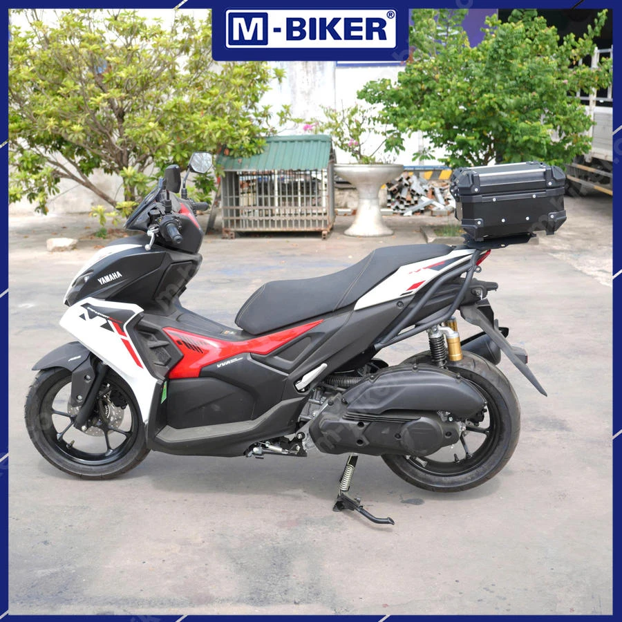 Baga sau M-Biker cho Yamaha NVX 155 đã lắp hoàn chỉnh trên xe với khung sắt sơn tĩnh điện chắc chắn và đệm cao su bảo vệ