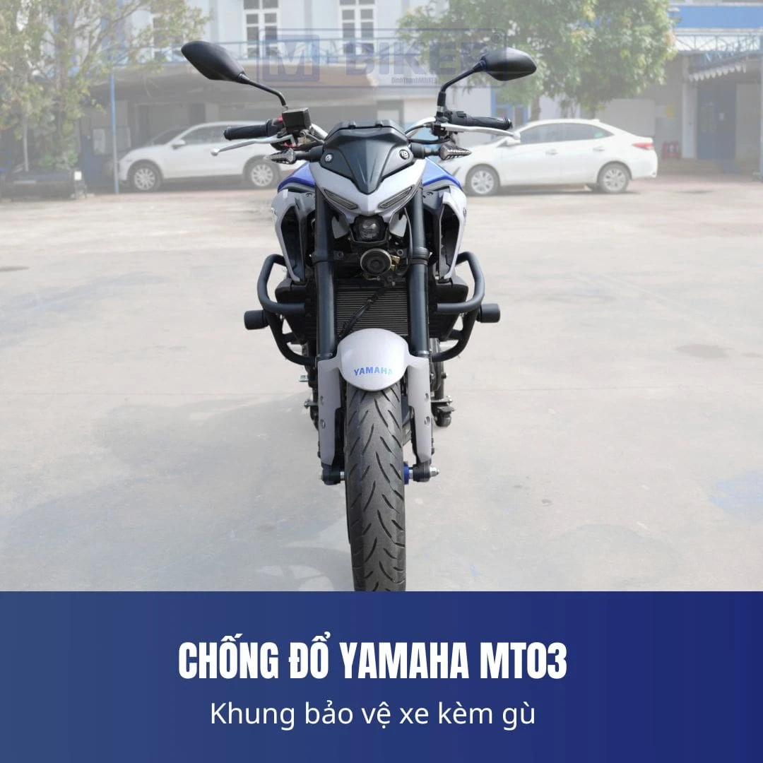 Người dùng đang dùng khăn mềm lau chùi bề mặt khung bảo vệ inox sau chuyến đi dài