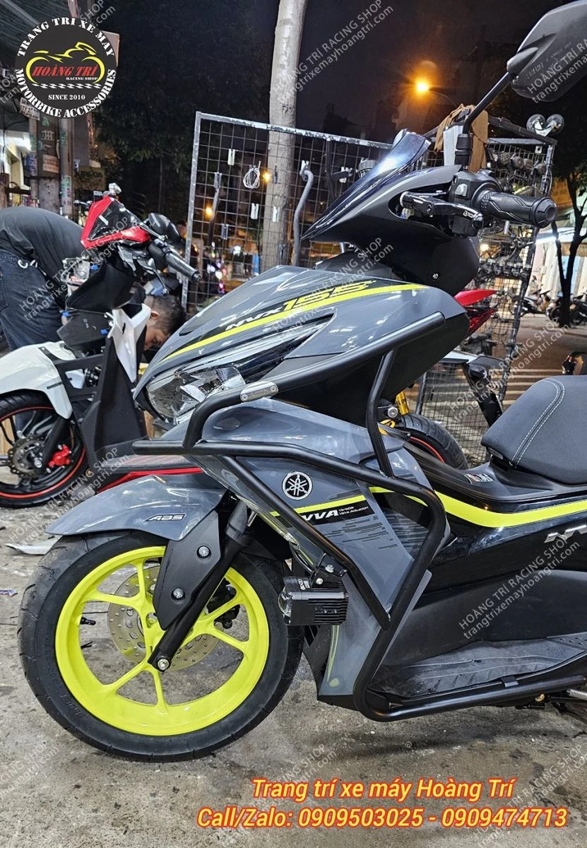 Chống đổ NVX V2 M-Biker: So sánh phiên bản và hướng dẫn lắp chuẩn 2 Khung chống đổ thép ống ôm sát lốc máy xe NVX V2 với bệ chân nhôm CNC phân tán lực va đập hiệu quả