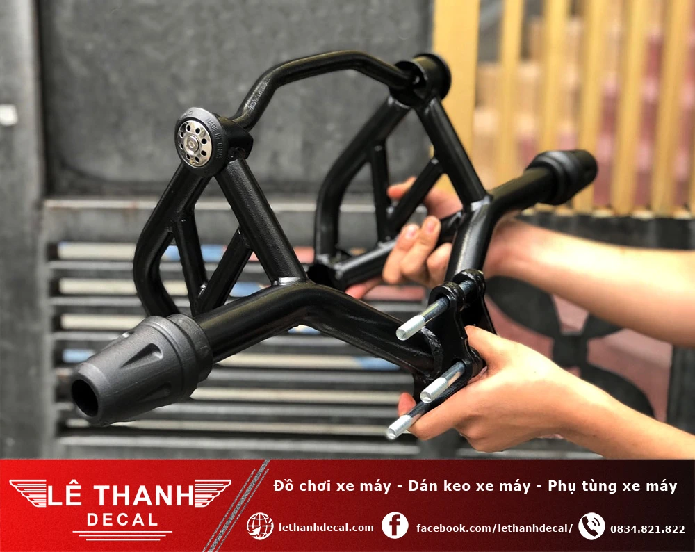 Khung chống đổ Yamaha MT03 MBiker: Trọng lượng & Hướng dẫn lắp đặt 6 Bộ dụng cụ cơ khí gồm lục giác và cờ lê xếp gọn gàng bên cạnh khung bảo vệ