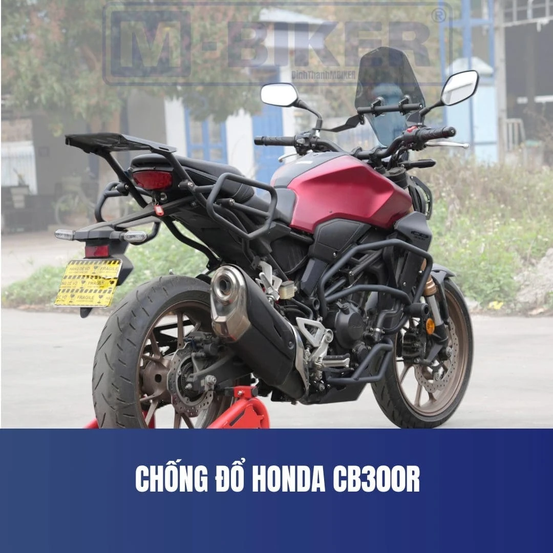 Góc nhìn từ phía trước xe MT-03 với gù chắn gió lắp trên bộ khung chống đổ