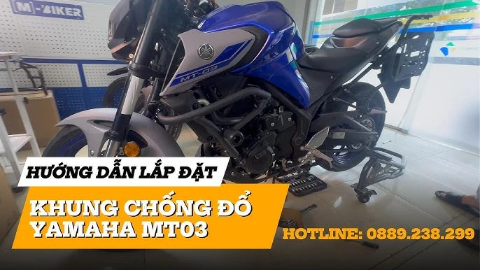 Thợ kỹ thuật đang siết bulông lắp khung bảo vệ sườn cho xe Yamaha MT-03