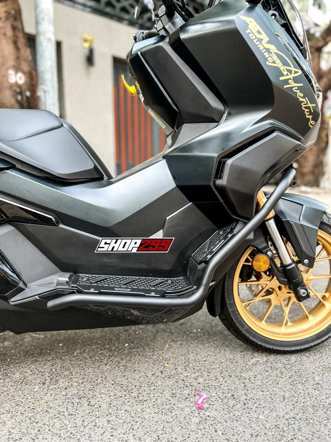Khung chống đổ M-Biker MT03: So sánh kỹ thuật & Lắp đặt 7 Kiểm tra khe hở đều 2-3mm giữa khung chống đổ và lốc máy trước khi siết chặt ốc