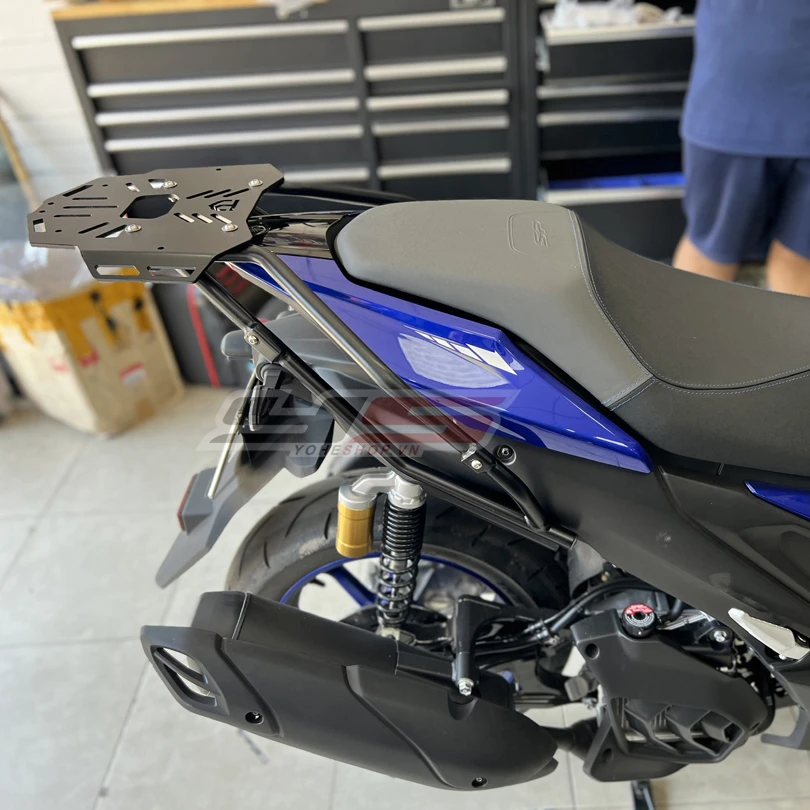 Baga sau Yamaha NVX M-Biker: Checklist hàng thật và lắp đặt chuẩn 5 Thao tác căn chỉnh khung baga vào lỗ zin trên xe NVX V3 với đệm cao su bảo vệ vỏ nhựa trong quá trình lắp đặt.