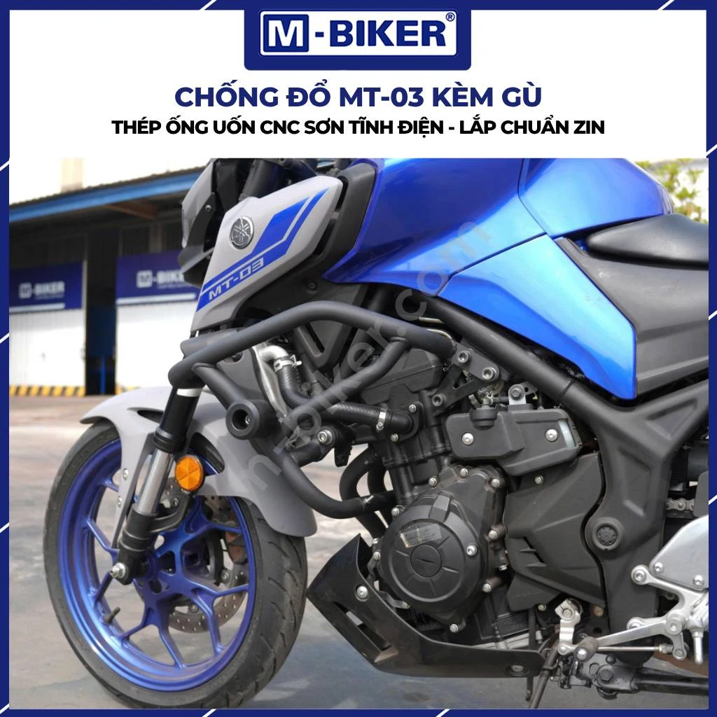Thợ kỹ thuật đang căn chỉnh thanh chống đổ vào vị trí bắt ốc trên khung sườn Yamaha MT-03