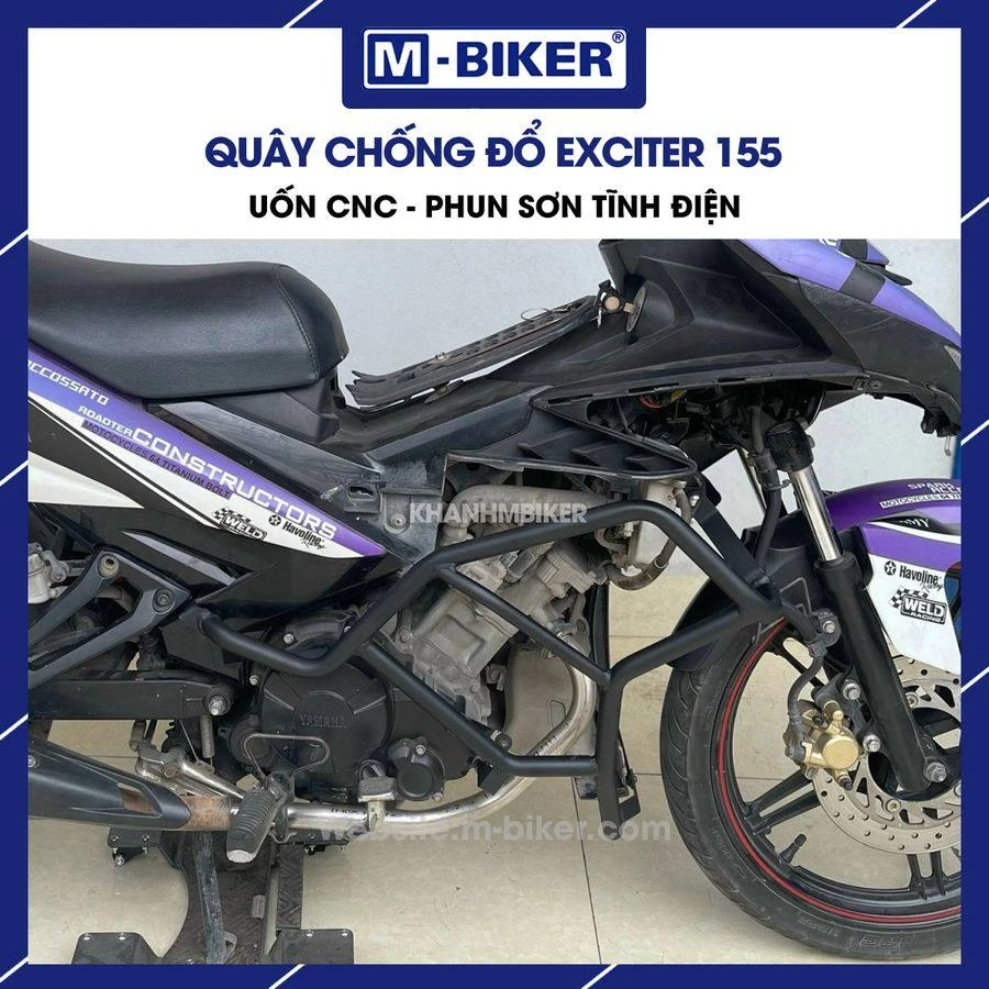 Khung chống đổ Yamaha MT03 MBiker: Trọng lượng & Hướng dẫn lắp đặt 7 Thợ cơ khí đang siết bulong bắt khung bảo vệ vào điểm chờ sẵn trên khung sườn xe