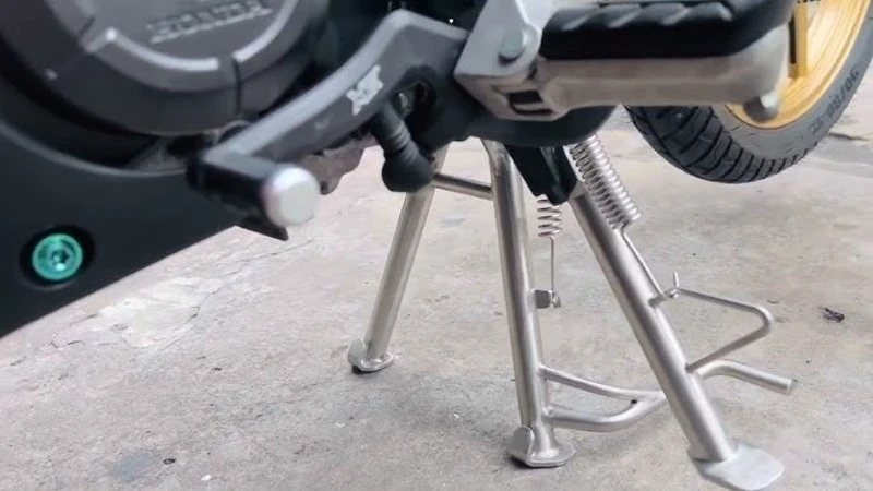Chống đổ Yamaha MT03 M-Biker: So sánh độ bền và giá 2 Yamaha MT-03 dựng thẳng đứng trên chân chống đứng giúp phân bổ đều trọng lượng và bảo vệ lốp xe
