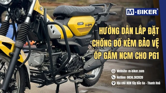 Bộ dụng cụ cờ lê và các bulong đi kèm được sắp xếp gọn gàng bên cạnh khung M-Biker