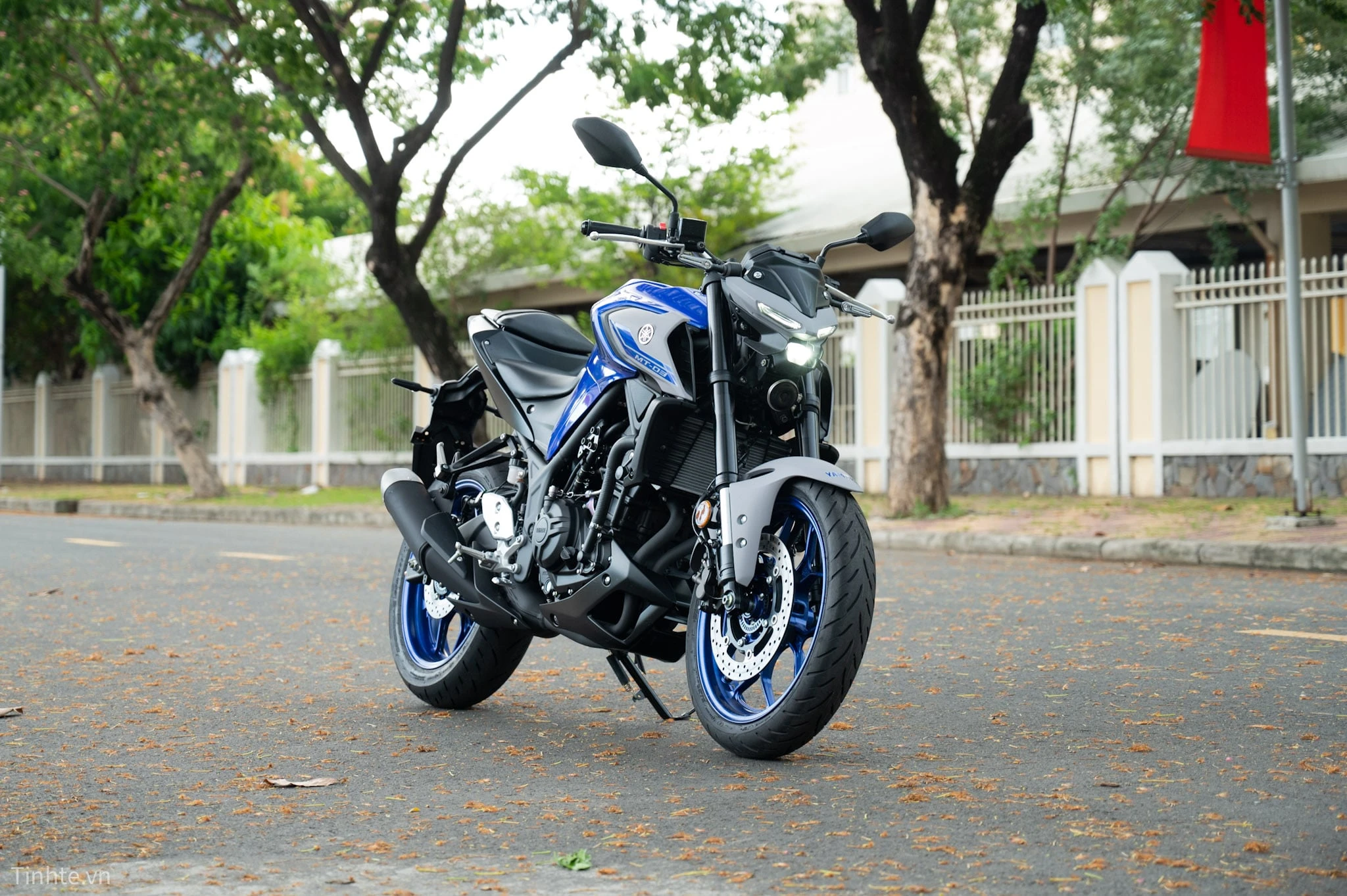 Chống đổ thân xe MT03 MBiker chính hãng: phân biệt thật giả & lắp đặt 3 So sánh trực quan hệ thống treo trước phuộc ống lồng thường và phuộc đảo USD trên hai đời xe Yamaha MT-03 khác nhau