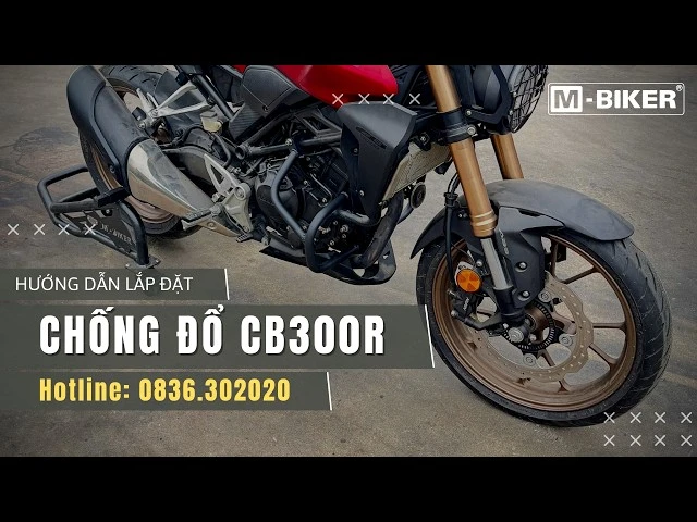 Nhân viên kỹ thuật đang dùng dụng cụ chuyên dụng lắp đặt khung bảo vệ cho xe mô tô