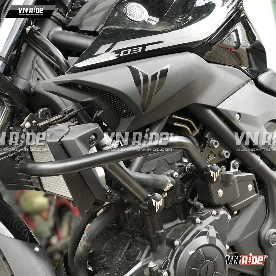 Khung chống đổ M-Biker MT03: So sánh kỹ thuật & Lắp đặt 2 Góc nhìn cận cảnh khung chống đổ M-Biker bao phủ lốc máy và bình xăng con xe Yamaha MT-03
