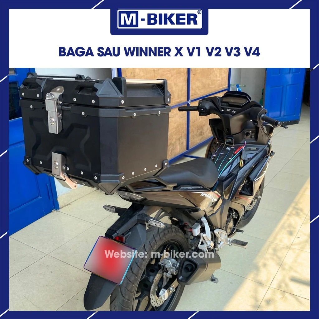 Hai phiên bản baga M-Biker V2 và V3 đặt cạnh nhau thể hiện rõ khác biệt về hệ thống pát bắt và kích thước khung hông.