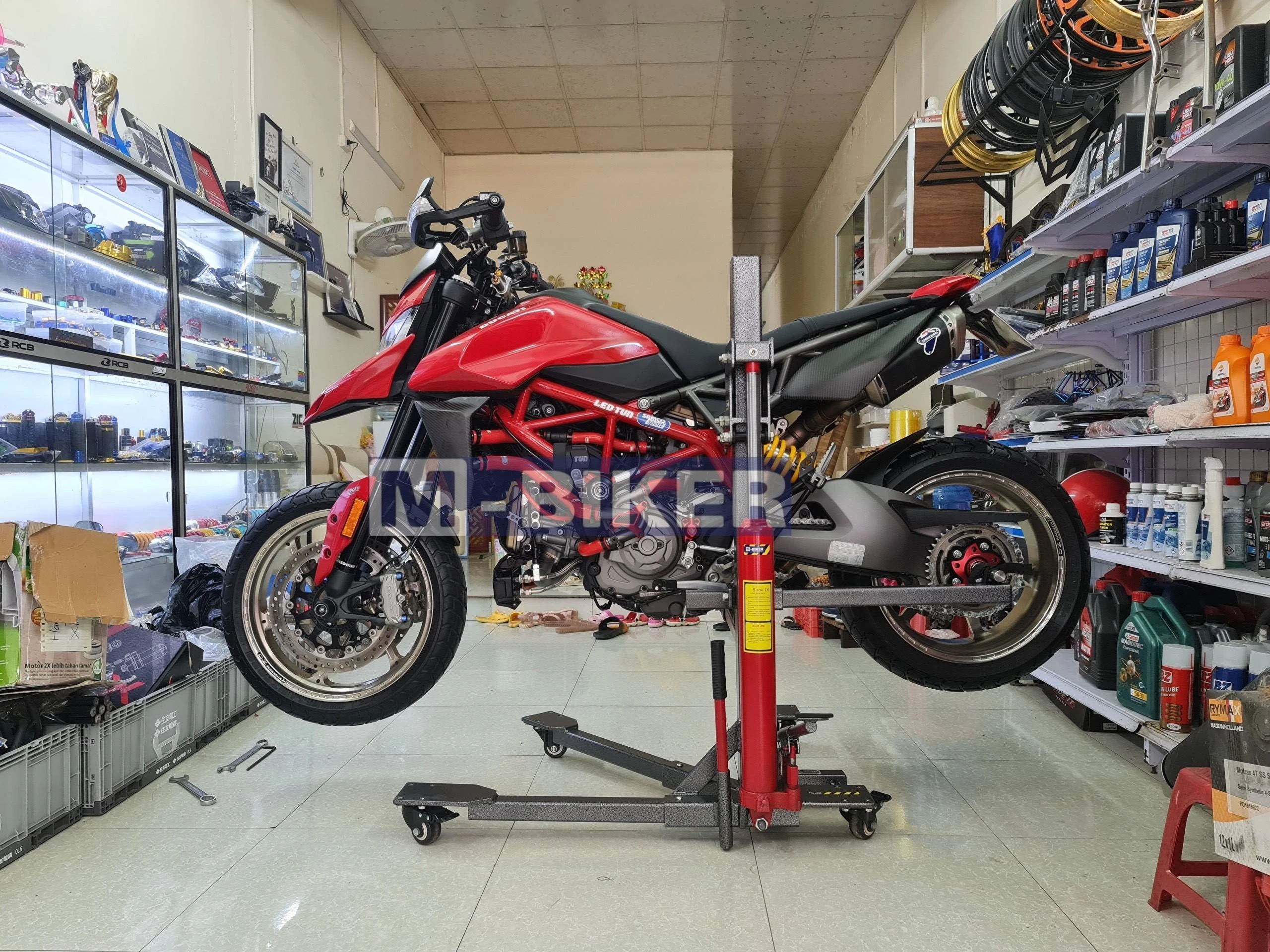 Ben nâng quay vòng xe 360 độ M-Biker: Ma trận chọn mã chuẩn 9 Thợ kỹ thuật kiểm tra mức dầu thủy lực và gioăng phớt trên ben nâng quay vòng xe 360 độ m-biker định kỳ