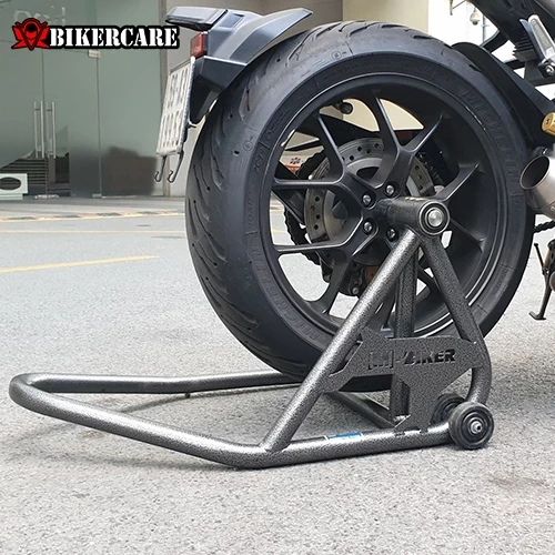 Ben nâng kẹp gắp sau universal M-Biker: đối chiếu tải trọng và quy tắc chọn mã 6 Mô tô phân khối lớn được ben nâng kẹp gắp sau universal M-Biker nhấc bổng bánh sau trên sàn garage bê tông