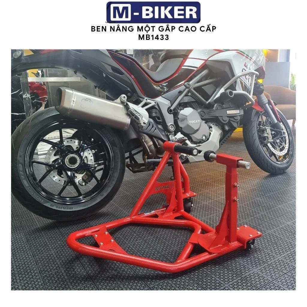 Ben nâng M-Biker nâng trực tiếp gắp xe: đối chiếu tải trọng 2 Ben nâng M-Biker nâng trực tiếp gắp sau xe mô tô phân khối lớn trên sàn xưởng bê tông phẳng