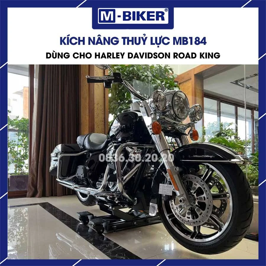 Hai khối kê cứng bằng thép đặt sẵn hai bên sườn xe cruiser trên sàn bê tông trước khi tiến hành bơm thủy lực