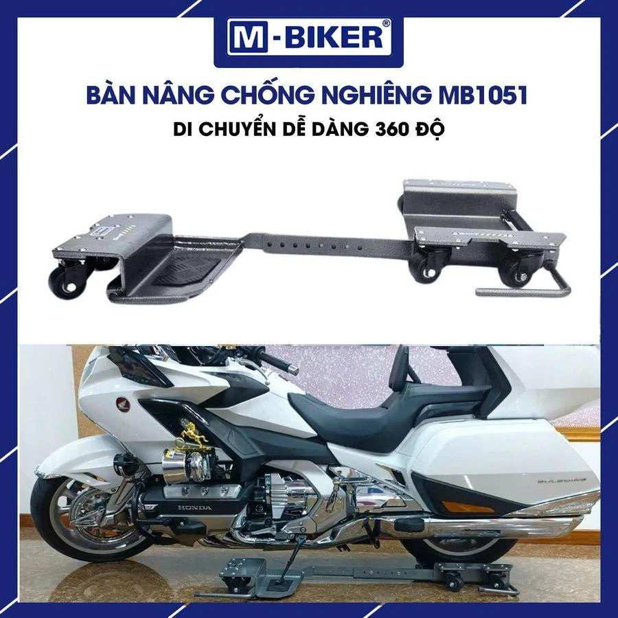 Bàn xoay mô tô gia đình M-Biker: bảng tra cứu mã & bán kính gara 6 Người dắt giữ tay lái thẳng đẩy bánh trước mô tô vuông góc với mép bàn xoay mô tô gia đình M-Biker trên nền bê tông nhám
