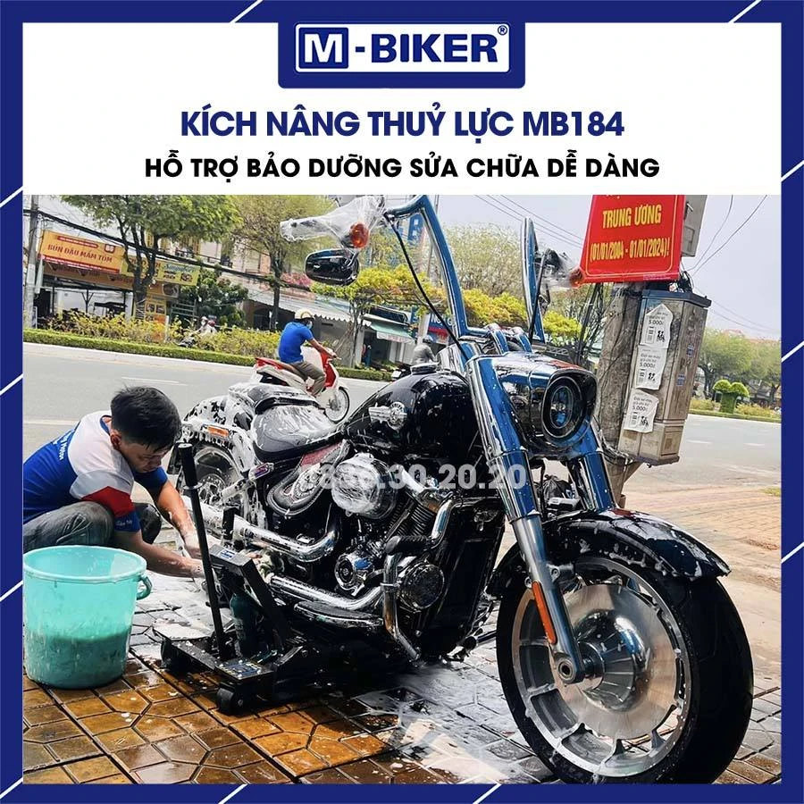 Điểm tỳ pad chữ L tiếp xúc chính xác với gắp sau dạng hộp vuông của một chiếc mô tô phân khối lớn
