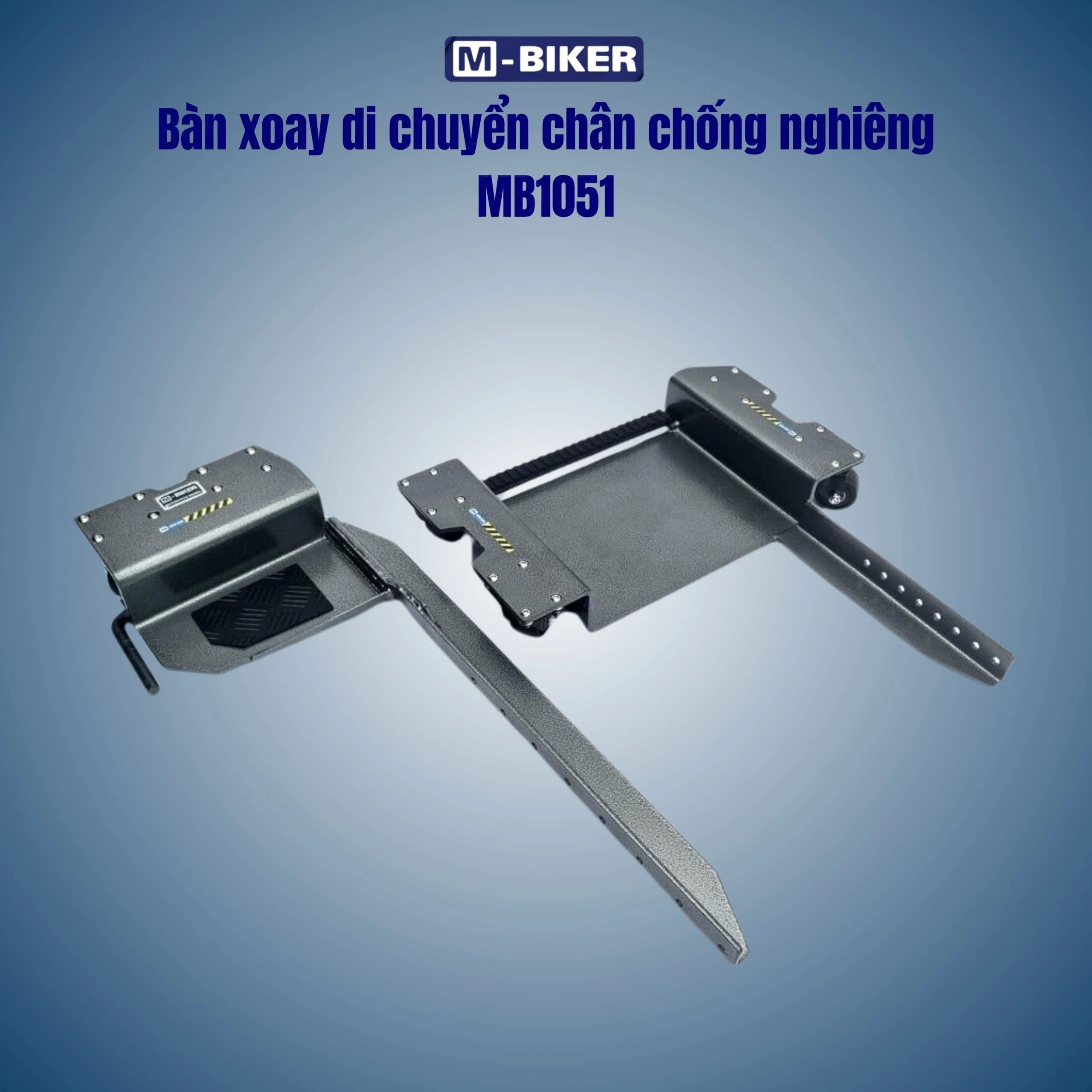 Xe phân khối lớn dựng trên chân chống nghiêng bên trái để chuẩn bị đưa ben nâng chữ L vào vị trí