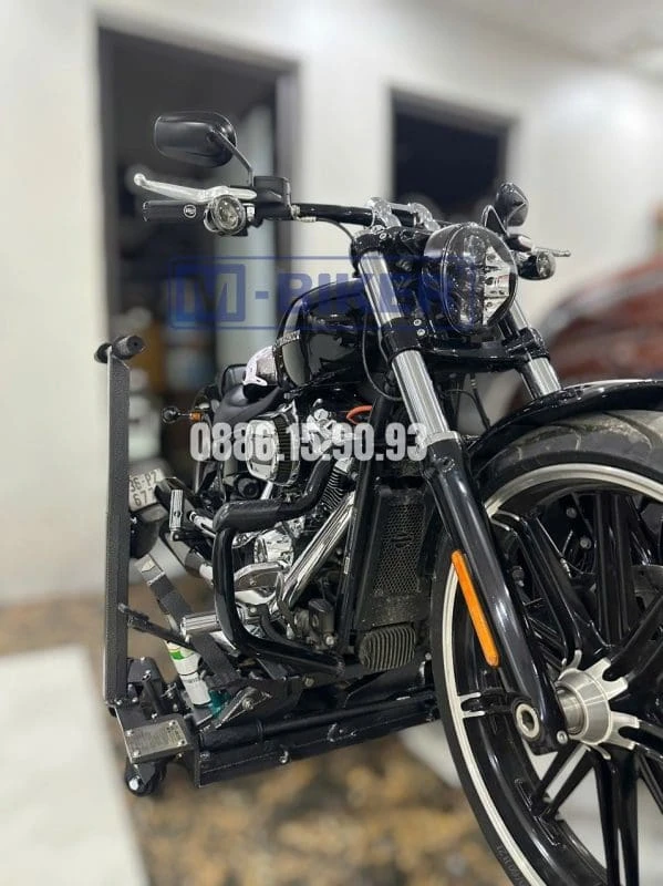 Kích nâng gầm pkl m-biker thủy lực chịu tải lớn đang nâng phần gầm chiếc mô tô Cruiser hạng nặng an toàn trên sàn bê tông