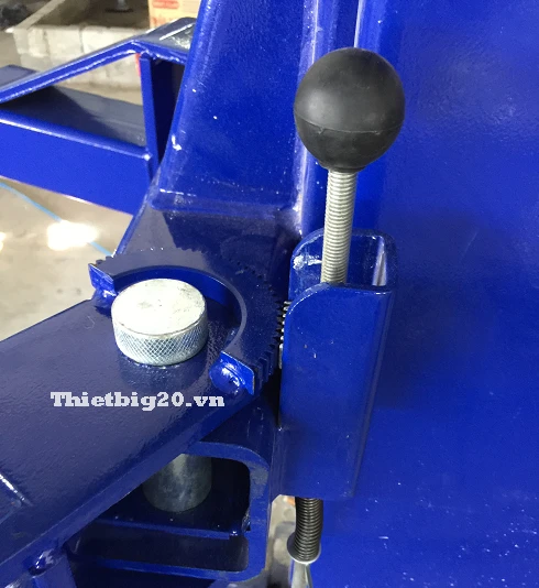 Thợ máy dùng tay đẩy ngang thân xe để kiểm tra độ rơ sau khi chốt khóa ben nâng đã gài chặt