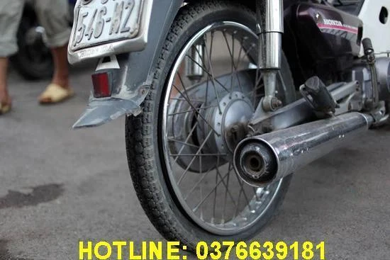 Tay người thợ kiểm tra hình dáng chốt trục gắp sau lồi ra ngoài trên má gắp xe phân khối lớn