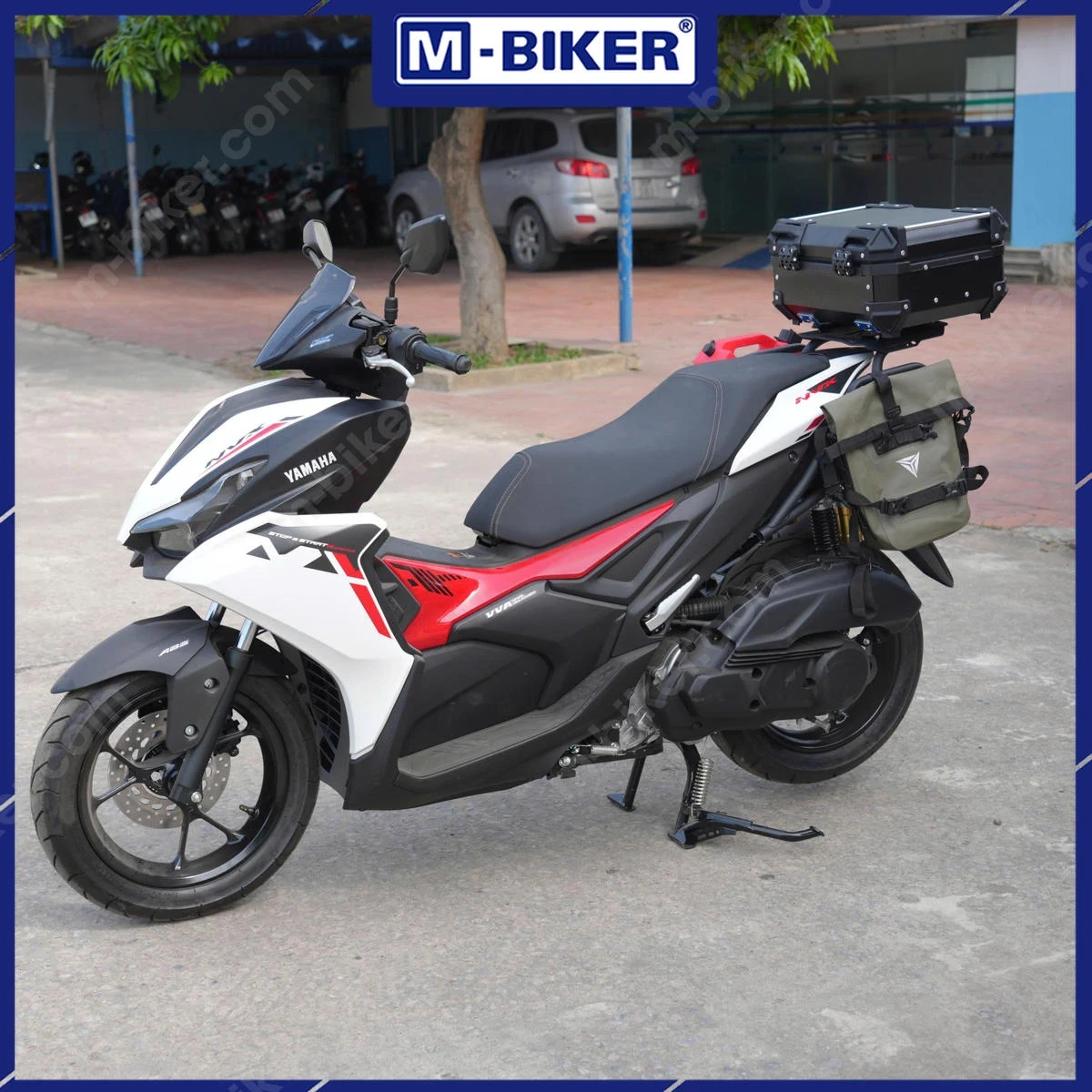 Baga thùng NVX V2 M-Biker: chọn đúng tải trọng và cách nhận biết hàng thật 8 Tay người đang căn chỉnh pát đỡ baga vào lỗ chờ có sẵn trên khung xe NVX V2 trước khi siết ốc