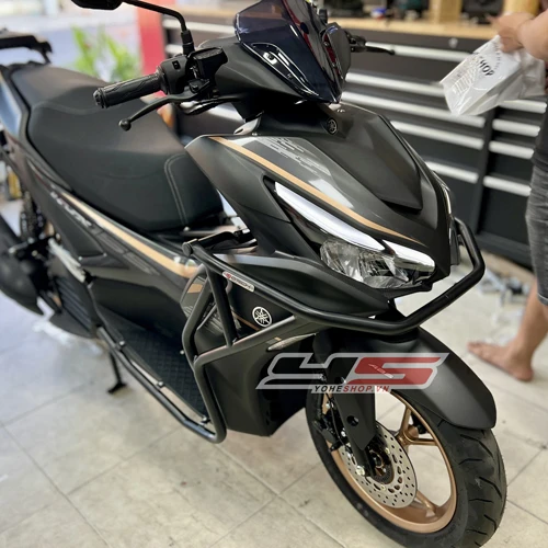Chống va quẹt NVX M-Biker: So sánh trọng lượng và hiệu quả thực tế 8 Tay thợ căn chỉnh lỗ bắt ốc trên khung chống va quẹt NVX M-Biker thẳng hàng với lỗ sườn xe trước khi siết chặt