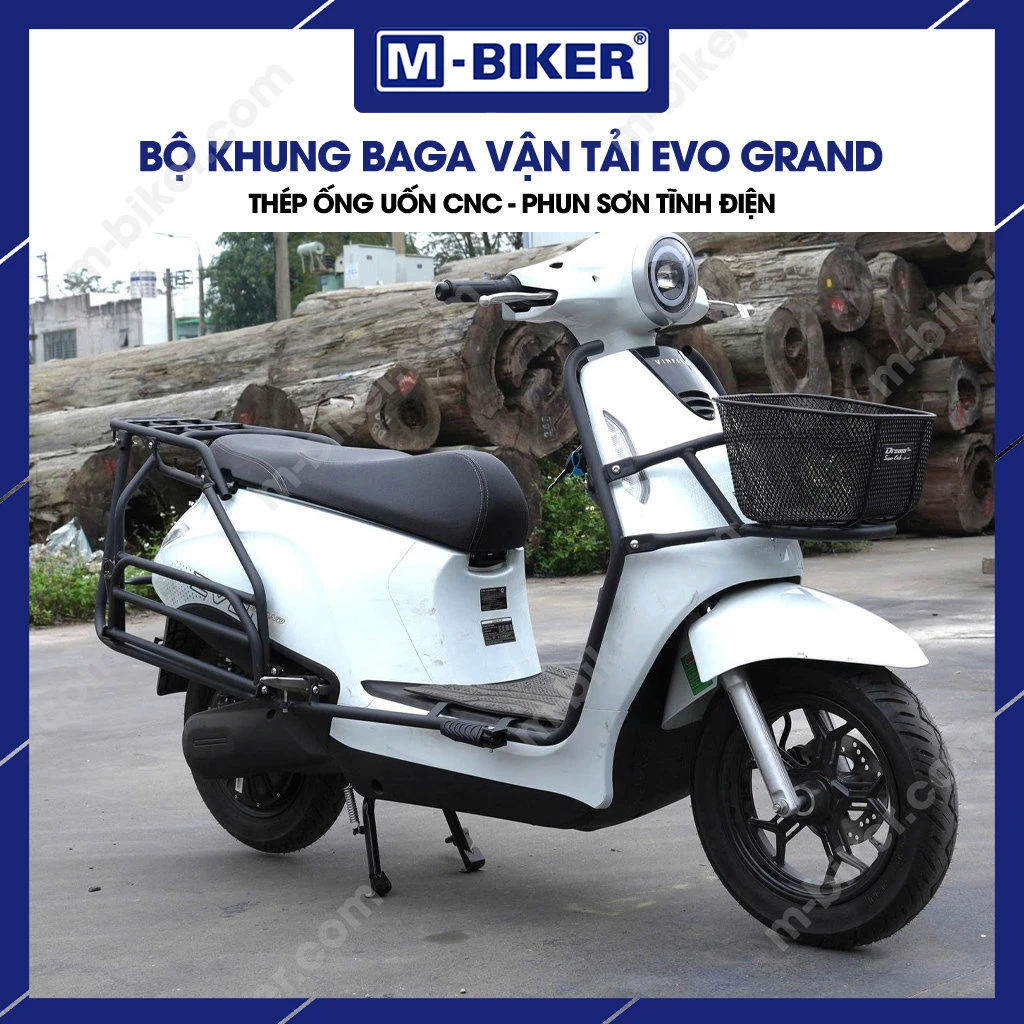 Tay đang dán băng keo giấy và lót vải nỉ tại điểm tiếp xúc giữa pát khung baga sau NVX V2 M-Biker và vỏ xe để chống trầy xước khi lắp đặt