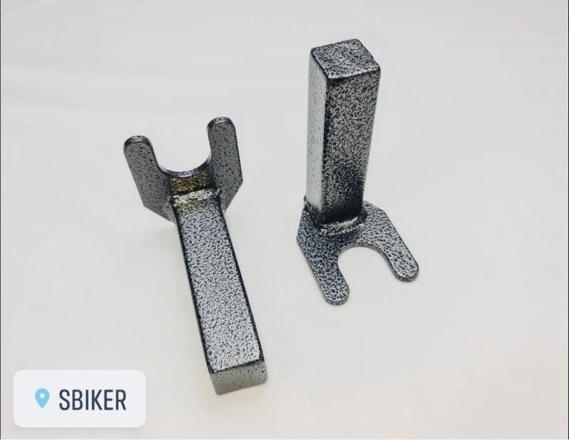 Ben nâng kẹp gắp sau universal M-Biker: đối chiếu tải trọng và quy tắc chọn mã 2 Pad đỡ hình chữ U của ben nâng kẹp gắp sau universal M-Biker ôm sát mặt dưới gắp đôi thép sơn đen