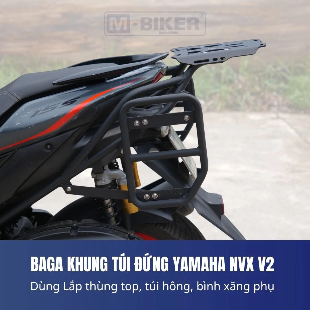 Thùng Givi E470 gắn trên khung baga sau NVX V2 M-Biker với đồ đạc bên trong được sắp xếp cân đối sát đáy để phân bổ tải trọng đều