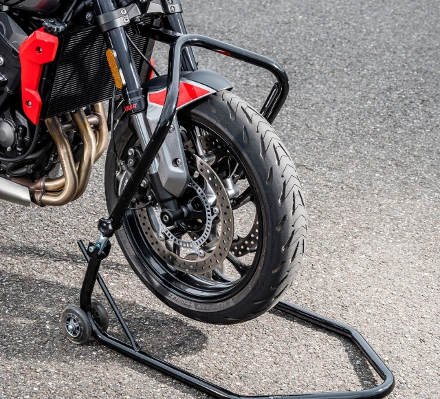 Ben nâng tháo bánh trước PKL M-Biker: chọn mã và thao tác 4 Đầu xe sportbike được treo ổn định trên ben nâng sau khi cụm bánh trước đã được tháo rời hoàn toàn