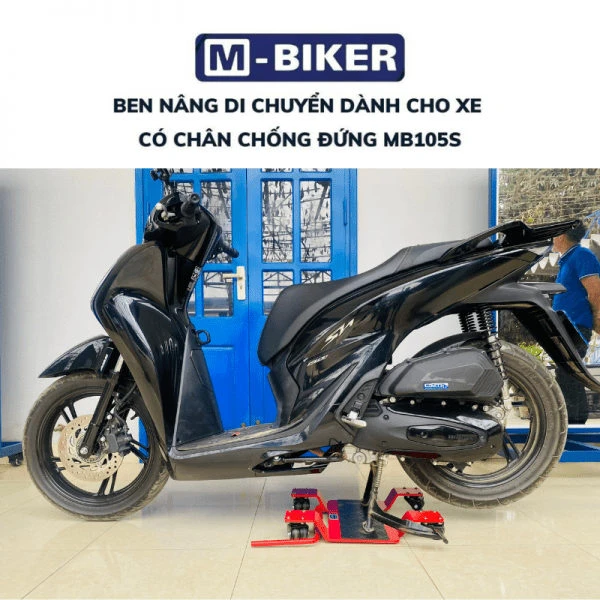 Ben nâng M-Biker nâng từ ốc tán gắp: chọn pad và lắp đặt 7 Người thợ đang dùng lực đều đặn đẩy tay đòn ben nâng xuống để nhấc bổng đuôi xe mô tô lên khỏi mặt đất gara