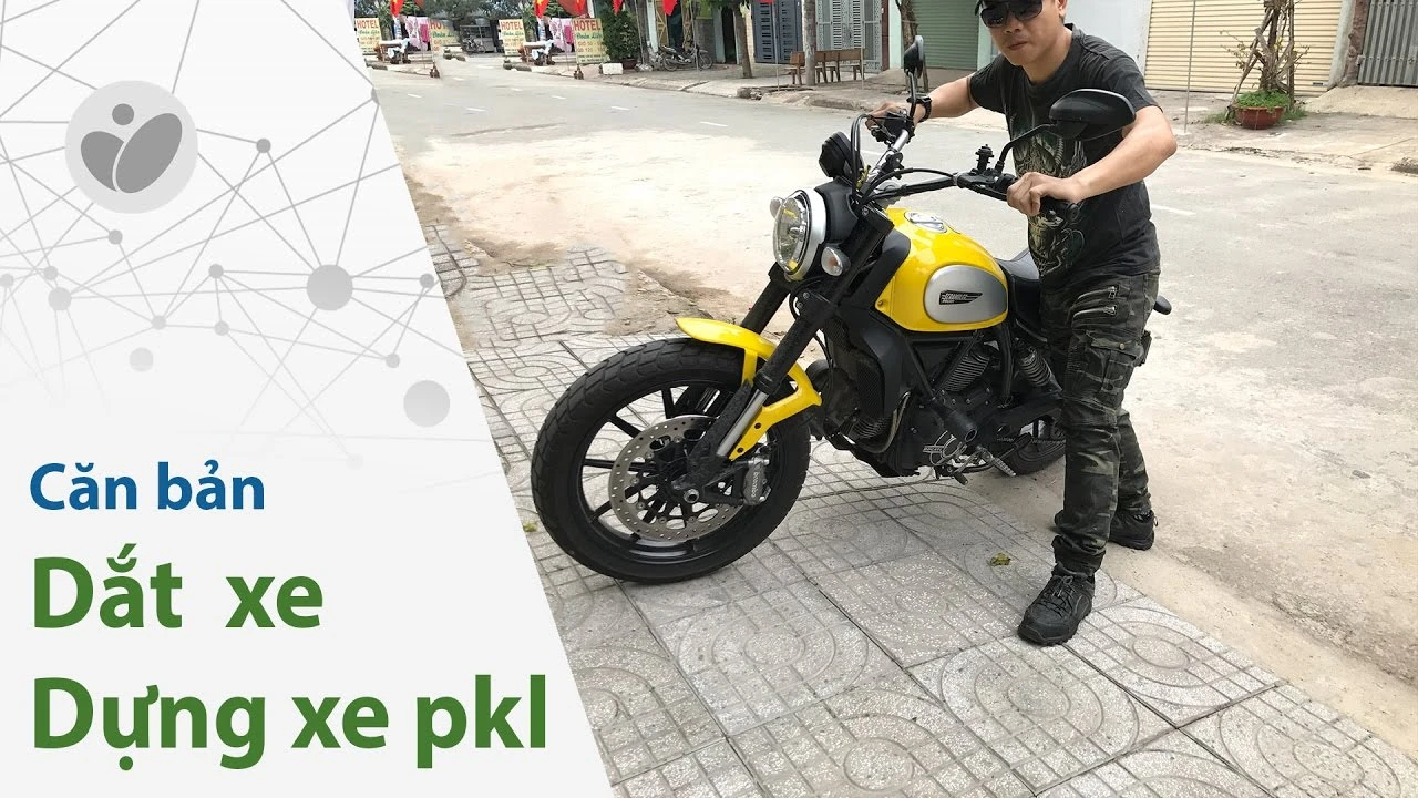 Bàn trượt di chuyển xe PKL M-Biker: Ma trận chọn mã chuẩn xác 10 Một người trưởng thành đẩy nhẹ thân xe mô tô phân khối lớn trên bàn trượt di chuyển xe PKL M-Biker