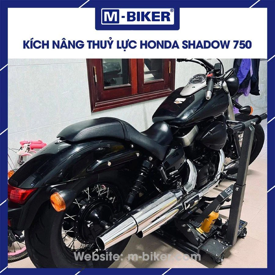 Quá trình châm dầu thủy lực ISO VG 32 vào lỗ châm dầu trên cụm bơm của kích nâng gầm MB184 sau khi xả khí