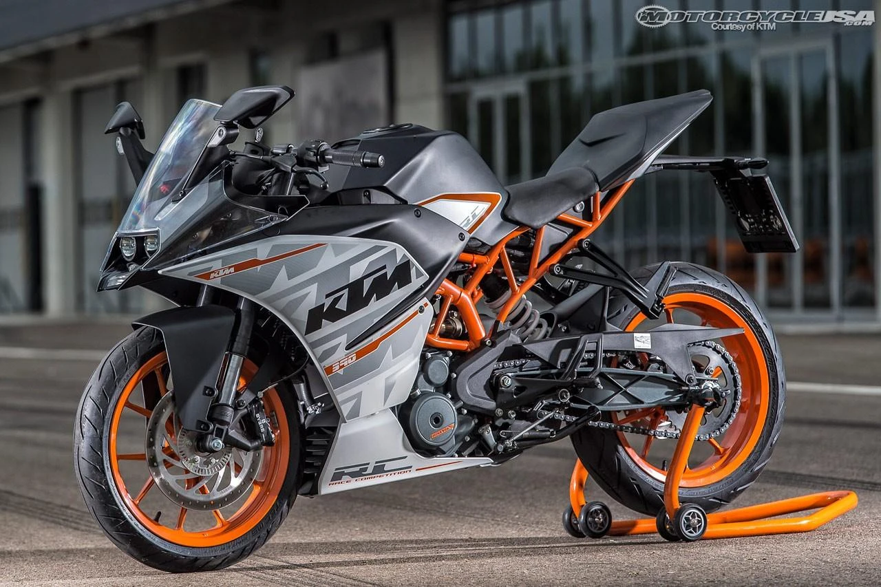 Ben nâng gắp sau kèm bas nâng M-Biker: tra pad và tải trọng 7 Xe mô tô phân khối lớn đã nạp đầy xăng và chất lỏng, thể hiện trọng lượng ướt thực tế đè lên ben nâng gắp sau m-biker