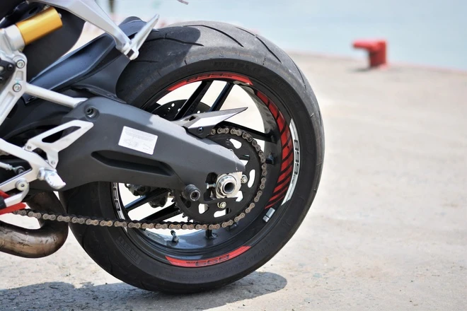 Ben nâng trưng bày showroom PKL M-Biker: thông số kỹ thuật chi tiết 5 Cấu trúc gắp đơn đặc trưng trên xe phân khối lớn yêu cầu sử dụng ben nâng chuyên dụng có trục cắm xuyên tâm