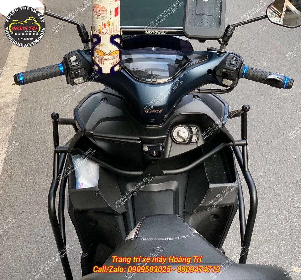 Ốp kim loại bảo vệ mép dưới dàn áo xe NVX che chắn vùng nhựa dễ trầy xước khi dắt xe trong ngõ hẹp