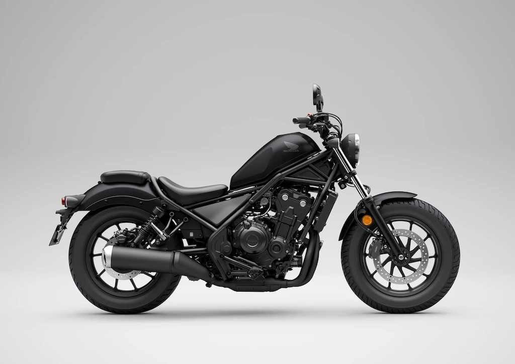 Xe mô tô cruiser Honda Rebel 500 đỗ trên nền bê tông phẳng thể hiện rõ khoảng sáng gầm thấp